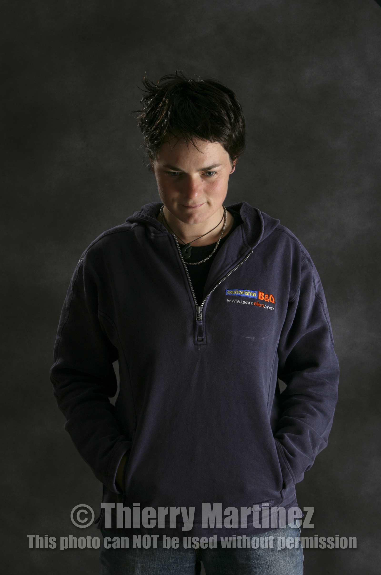 Ellen MacArthur Solo round the world record , finish(FRA)