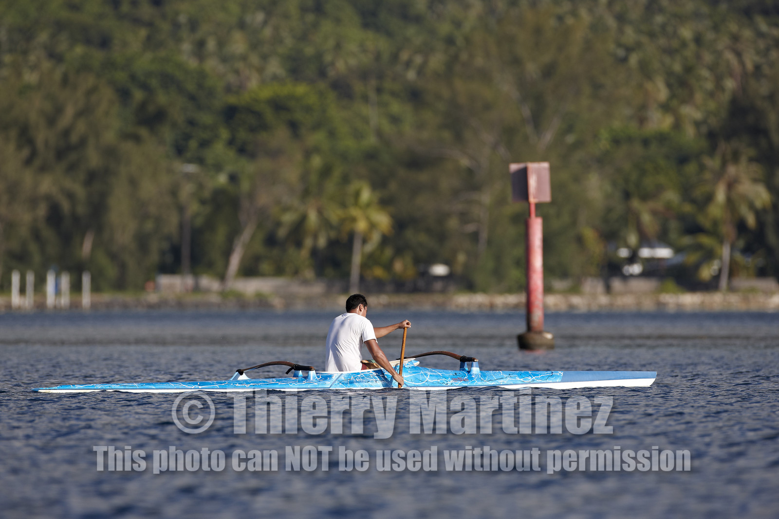 15_025241  ©ThMartinez Sea&Co.  RAIATEA - ILES SOUS LE VENT. POLYNESIE FRANCAISE .  2 Février 2015. ..Jeunes tahitiens pratiquant des sports nautiques dan sle lagon de Raiatea