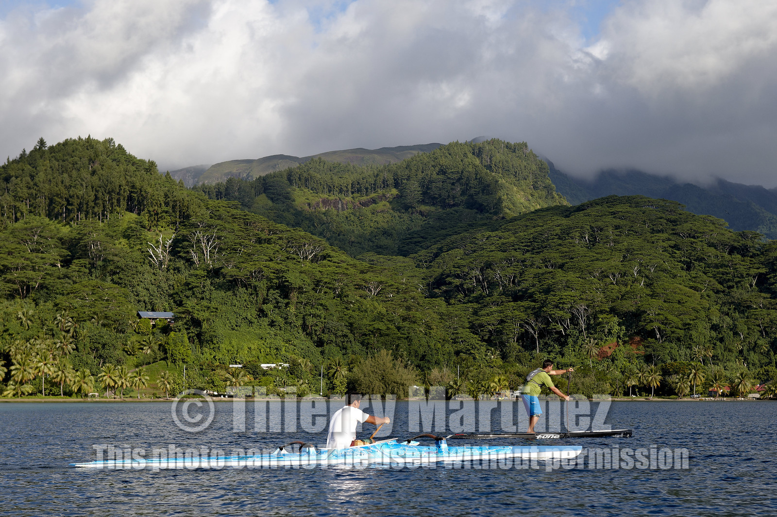 15_025191  ©ThMartinez Sea&Co.  RAIATEA - ILES SOUS LE VENT. POLYNESIE FRANCAISE .  2 Février 2015. ..Jeunes tahitiens pratiquant des sports nautiques dan sle lagon de Raiatea