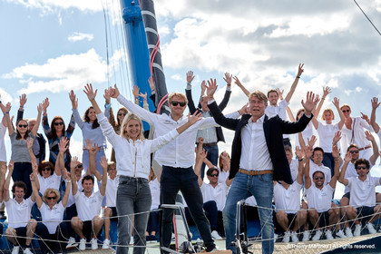Baptême du trimaran ULTIM de François Gabart « SVR-LAZARIGUE » par Mélanie Laurent à Concarneau.