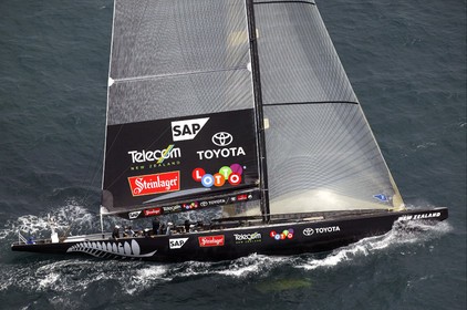 03_0187D ©Th.Martinez - Auckland (NZ) . America's Cup 2003. 18th February 2003. Day 3..Alinghi (SUI 64) vs Team NZ (NZL 82) ..