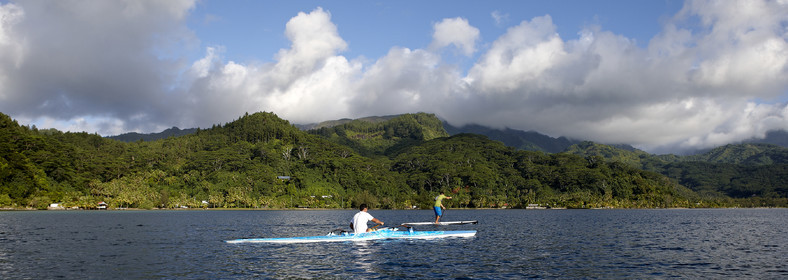 15_025194  ©ThMartinez Sea&Co.  RAIATEA - ILES SOUS LE VENT. POLYNESIE FRANCAISE .  2 Février 2015. ..Jeunes tahitiens pratiquant des sports nautiques dan sle lagon de Raiatea