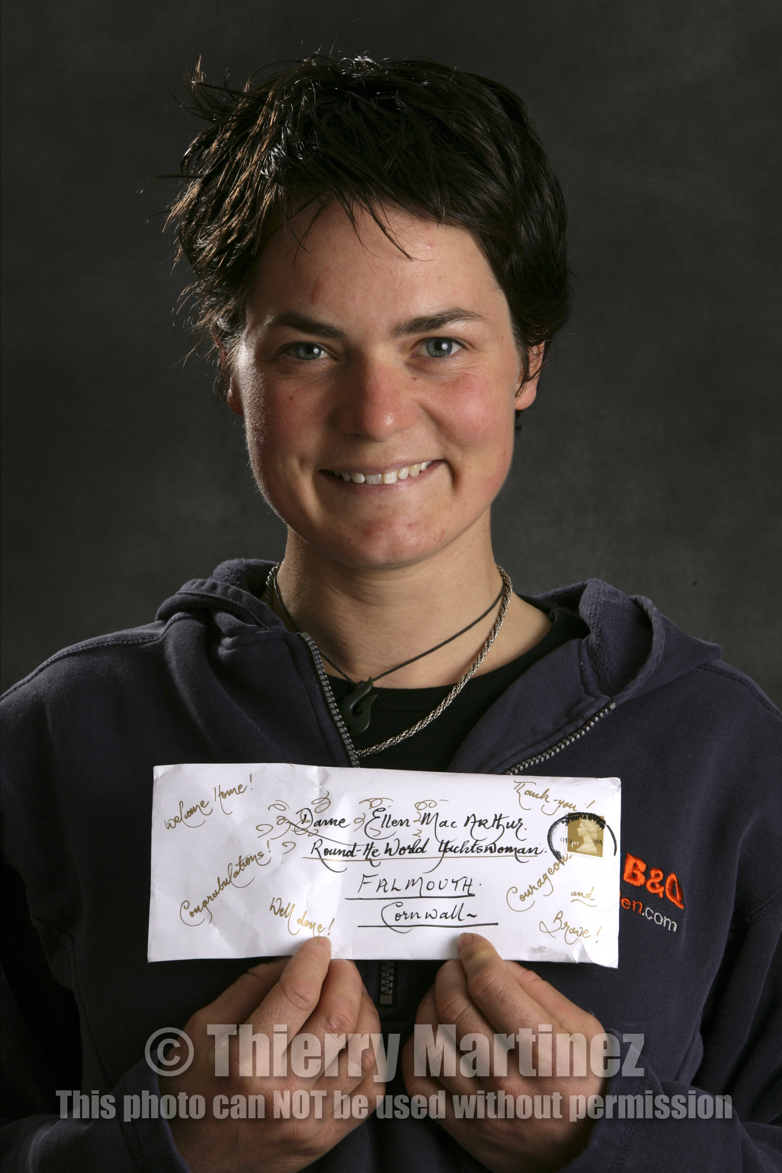 Ellen MacArthur Solo round the world record , finish(FRA)