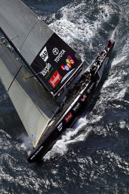 03_0161D ©Th.Martinez - Auckland (NZ) . America's Cup 2003. 15th February 2003. Day 1..Alinghi (SUI 64) vs Team NZ (NZL 82) .NZL 82 in first minutes of Race 1 before retiring on damage. Alinghi 1- Team NZ 0.