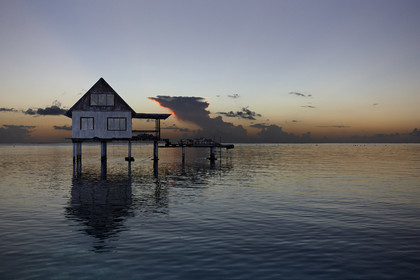 15_025765  ©ThMartinez Sea&Co.  RAIATEA - ILES SOUS LE VENT. POLYNESIE FRANCAISE .  2 Février 2015. ..Ferme perliere dans le lagon de Raiatea au couché du soleil.