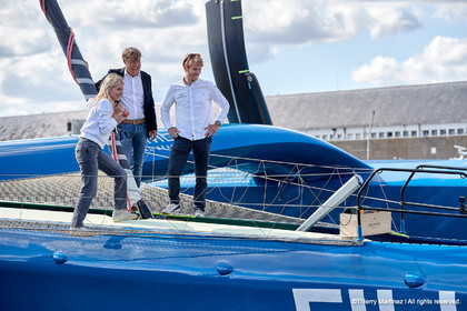 Baptême du trimaran ULTIM de François Gabart « SVR-LAZARIGUE » par Mélanie Laurent à Concarneau.