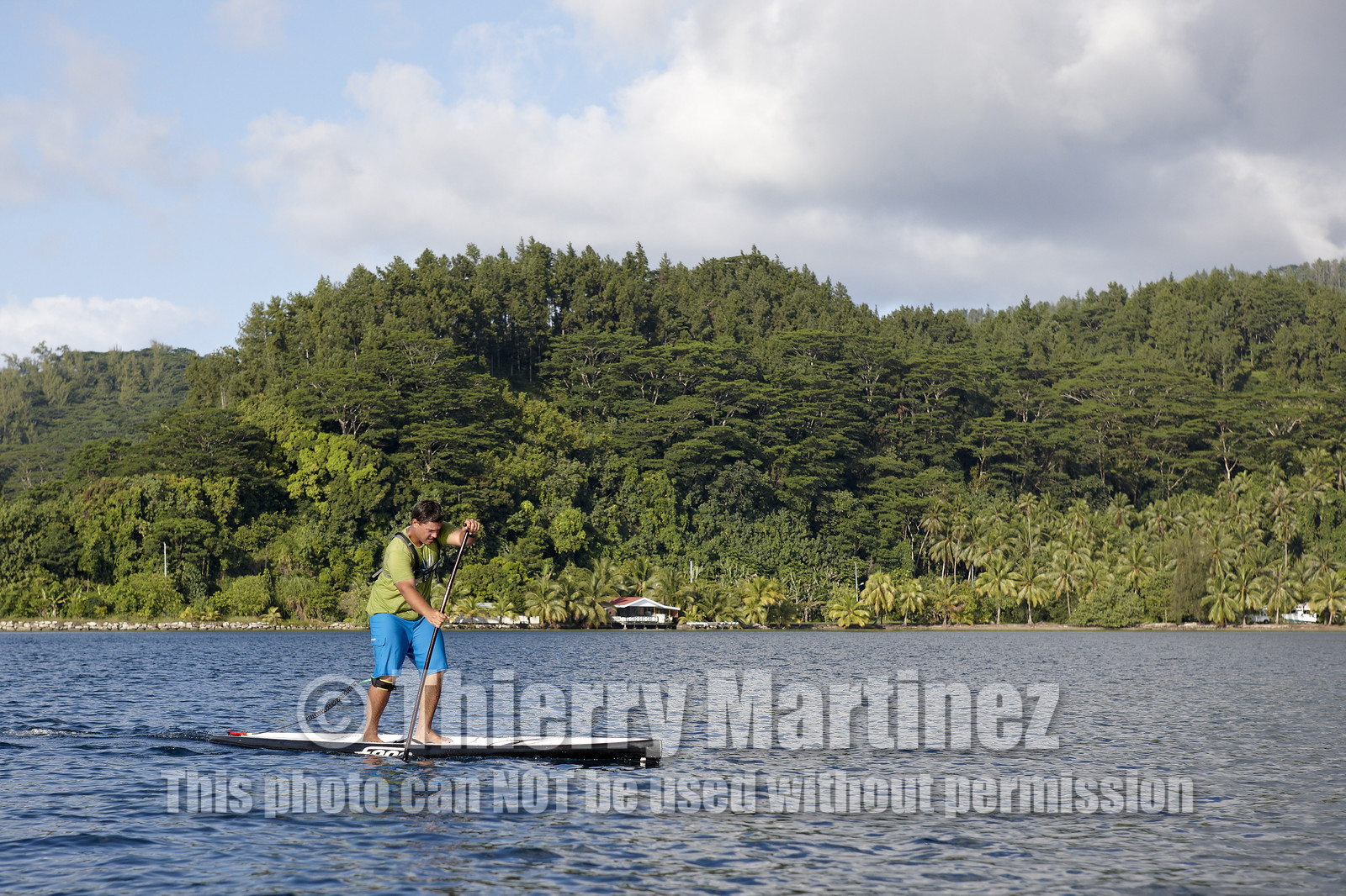 15_025212  ©ThMartinez Sea&Co.  RAIATEA - ILES SOUS LE VENT. POLYNESIE FRANCAISE .  2 Février 2015. ..Jeunes tahitiens pratiquant des sports nautiques dan sle lagon de Raiatea