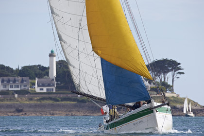 Langoustier  KROG E BARZ sous voile dans le golfe du Morbihan.