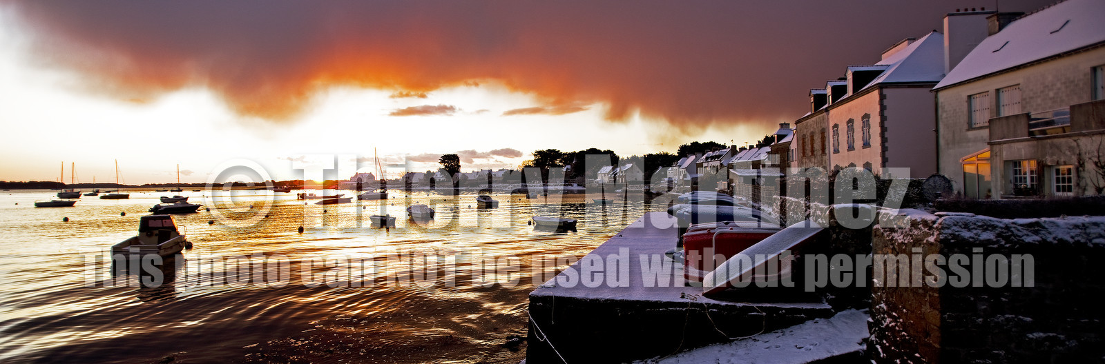 BRITTANY under snow. Locmariaquer.