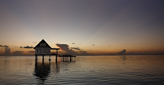 15_025752  ©ThMartinez Sea&Co.  RAIATEA - ILES SOUS LE VENT. POLYNESIE FRANCAISE .  2 Février 2015. ..Ferme perliere dans le lagon de Raiatea au couché du soleil.