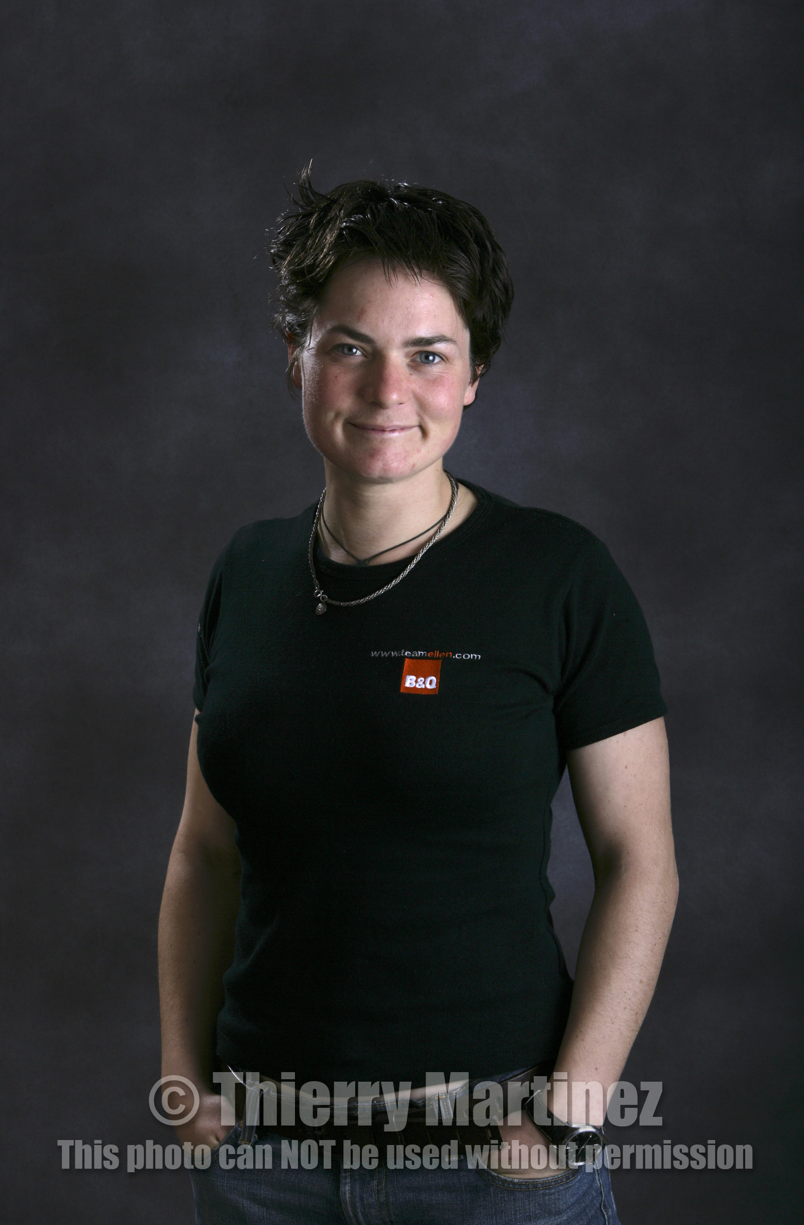 Ellen MacArthur Solo round the world record , finish(FRA)