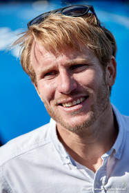 Baptême du trimaran ULTIM de François Gabart « SVR-LAZARIGUE » par Mélanie Laurent à Concarneau.