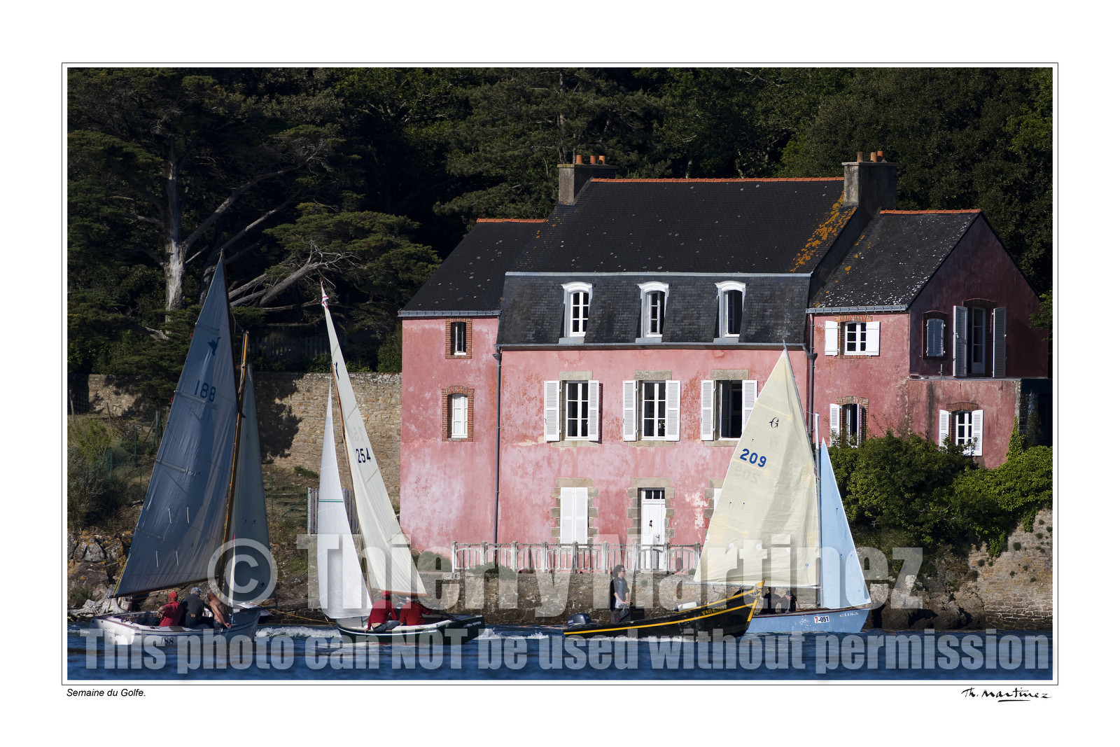 Photo disponible en tirage photo Fine Art,tirage original limités à 30 exemplaires.Chaque tirage est numéroté avec certificat d’authenticité signé.Pour choisir le format et support merci d'utiliser le caddie à coté de la photo.Formats disponibles : Tirage sur papier ( tirage seul) :  30x45 cm   40x60 cm  60x90 cm. Vous pouvez choisir le tirage avec un fond blanc ou noir , à votre convenance. Tirage sur papier contrecollé sur Dibond ( pas de bord blanc ou noir autour de l'image), avec système d'attache au dos:  30x45 cm   40x60 cm  50x75 cm  80x120cm.Tirage sur toile ( Canvas) monté sur chassis bois (pas de bord blanc ou noir autour de l'image), avec système d'attache au dos :  50x75 cm  80x120cm.Expédition ( Dans le monde entier): Colissimo (assurance) avec signature à réception. 48h pour la France métropolitaine.Il est possible de récupérer les tirages à La Galerie du Golfe (sans frais d'expèdition).Conditionnement tirages seuls: tube cylindrique renforcé + boite.