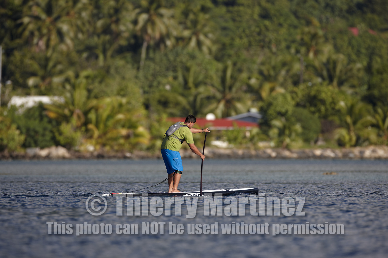 15_025239  ©ThMartinez Sea&Co.  RAIATEA - ILES SOUS LE VENT. POLYNESIE FRANCAISE .  2 Février 2015. ..Jeunes tahitiens pratiquant des sports nautiques dan sle lagon de Raiatea