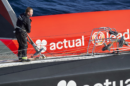 « ULTIM ACTUAL LEADER , Skipper Yves Le Blevec.