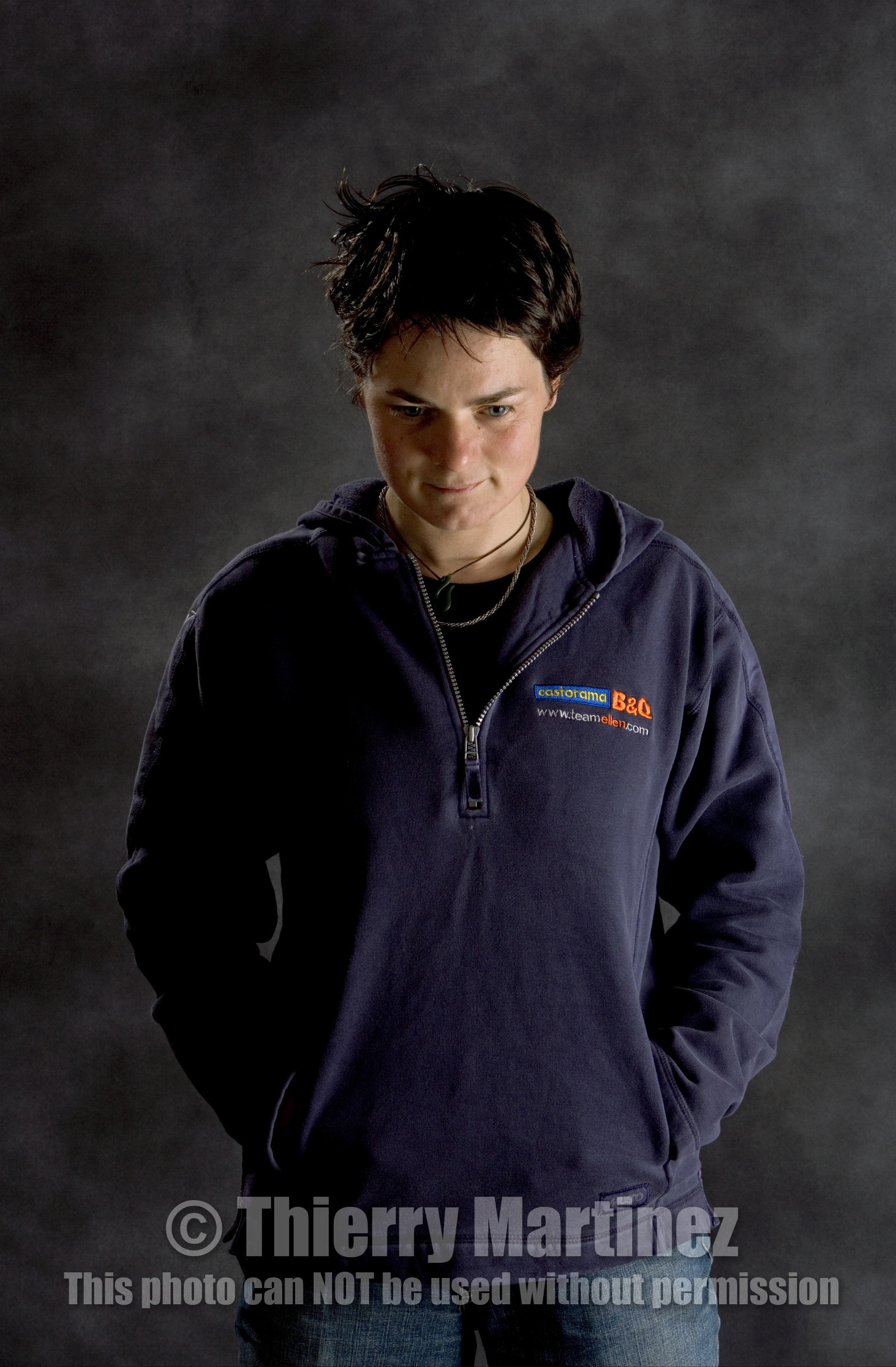 Ellen MacArthur Solo round the world record , finish(FRA)