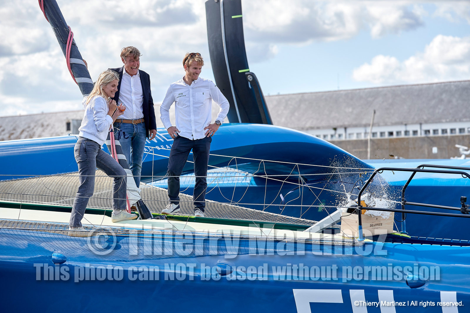 Baptême du trimaran ULTIM de François Gabart « SVR-LAZARIGUE » par Mélanie Laurent à Concarneau.