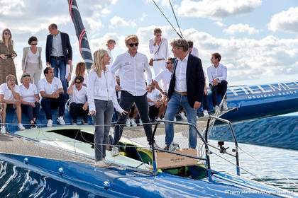 Baptême du trimaran ULTIM de François Gabart « SVR-LAZARIGUE » par Mélanie Laurent à Concarneau.