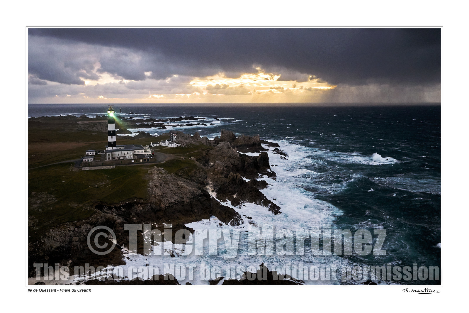 Photo disponible en tirage photo Fine Art,tirage original limités à 30 exemplaires.Chaque tirage est numéroté avec certificat d’authenticité signé.Pour choisir le format et support merci d'utiliser le caddie à coté de la photo.Formats disponibles : Tirage sur papier ( tirage seul) :  30x45 cm   40x60 cm  60x90 cm. Vous pouvez choisir le tirage avec un fond blanc ou noir , à votre convenance. Tirage sur papier contrecollé sur Dibond ( pas de bord blanc ou noir autour de l'image), avec système d'attache au dos:  30x45 cm   40x60 cm  50x75 cm  80x120cm.Tirage sur toile ( Canvas) monté sur chassis bois (pas de bord blanc ou noir autour de l'image), avec système d'attache au dos :  50x75 cm  80x120cm.Expédition ( Dans le monde entier): Colissimo (assurance) avec signature à réception. 48h pour la France métropolitaine.Il est possible de récupérer les tirages à La Galerie du Golfe (sans frais d'expèdition).Conditionnement tirages seuls: tube cylindrique renforcé + boite.