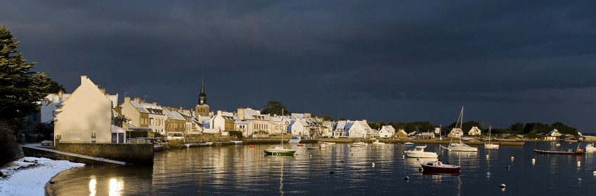 BRITTANY under snow. Locmariaquer.