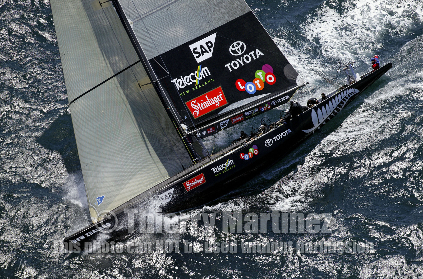 03_0162D ©Th.Martinez - Auckland (NZ) . America's Cup 2003. 15th February 2003. Day 1..Alinghi (SUI 64) vs Team NZ (NZL 82) .NZL 82 in first minutes of Race 1 before retiring on damage. Alinghi 1- Team NZ 0.