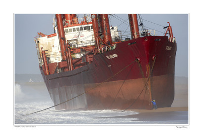 Photo disponible en tirage photo Fine Art,tirage original limités à 30 exemplaires.Chaque tirage est numéroté avec certificat d’authenticité signé.Pour choisir le format et support merci d'utiliser le caddie à coté de la photo.Formats disponibles : Tirage sur papier ( tirage seul) :  30x45 cm   40x60 cm  60x90 cm. Vous pouvez choisir le tirage avec un fond blanc ou noir , à votre convenance. Tirage sur papier contrecollé sur Dibond ( pas de bord blanc ou noir autour de l'image), avec système d'attache au dos:  30x45 cm   40x60 cm  50x75 cm  80x120cm.Tirage sur toile ( Canvas) monté sur chassis bois (pas de bord blanc ou noir autour de l'image), avec système d'attache au dos :  50x75 cm  80x120cm.Expédition ( Dans le monde entier): Colissimo (assurance) avec signature à réception. 48h pour la France métropolitaine.Il est possible de récupérer les tirages à La Galerie du Golfe (sans frais d'expèdition).Conditionnement tirages seuls: tube cylindrique renforcé + boite.