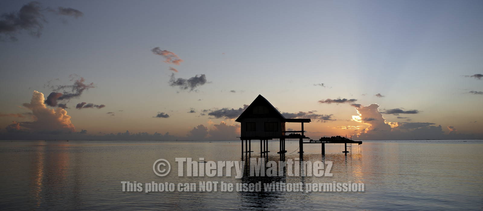 15_025601  ©ThMartinez Sea&Co.  RAIATEA - ILES SOUS LE VENT. POLYNESIE FRANCAISE .  2 Février 2015. ..Ferme perliere dans le lagon de Raiatea au couché du soleil.