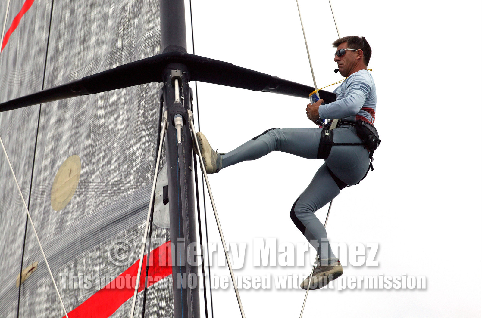 03_1011D © Th.Martinez . Auckland   New Zealand. 20th February 2003 America's Cup 2003, .Day 4 Race cancelled Alinghi(SUI64) vs Team New Zealand(NZL82) .Murray Jones in the mast looking for breeze.