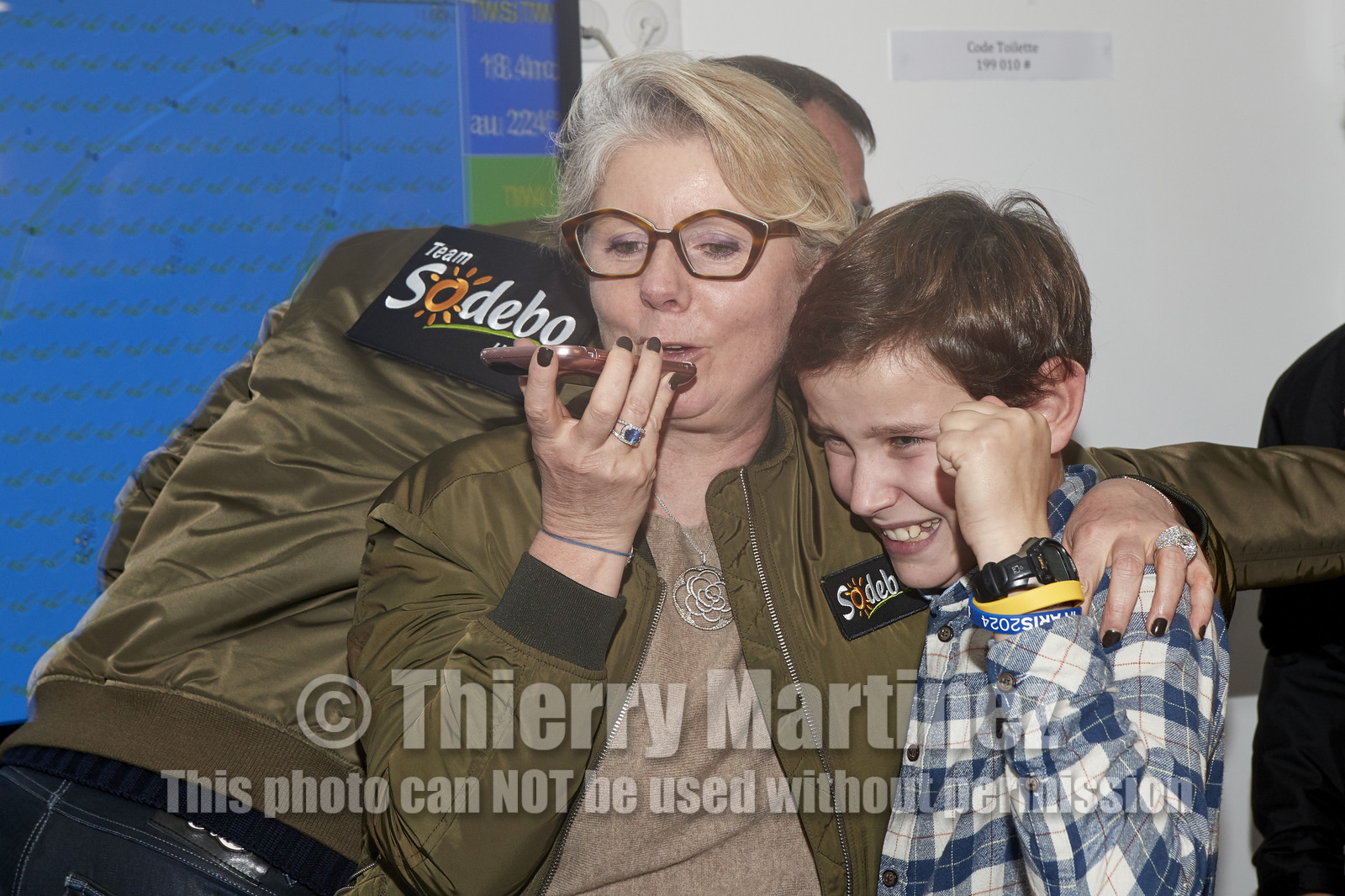 Single-handed sailing round the world record .