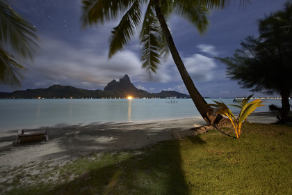 15_025813  ©ThMartinez Sea&Co.  BORA BORA - ILES SOUS LE VENT. POLYNESIE FRANCAISE .  6 Février 2015. .Moonlight photo of Bora Bora...