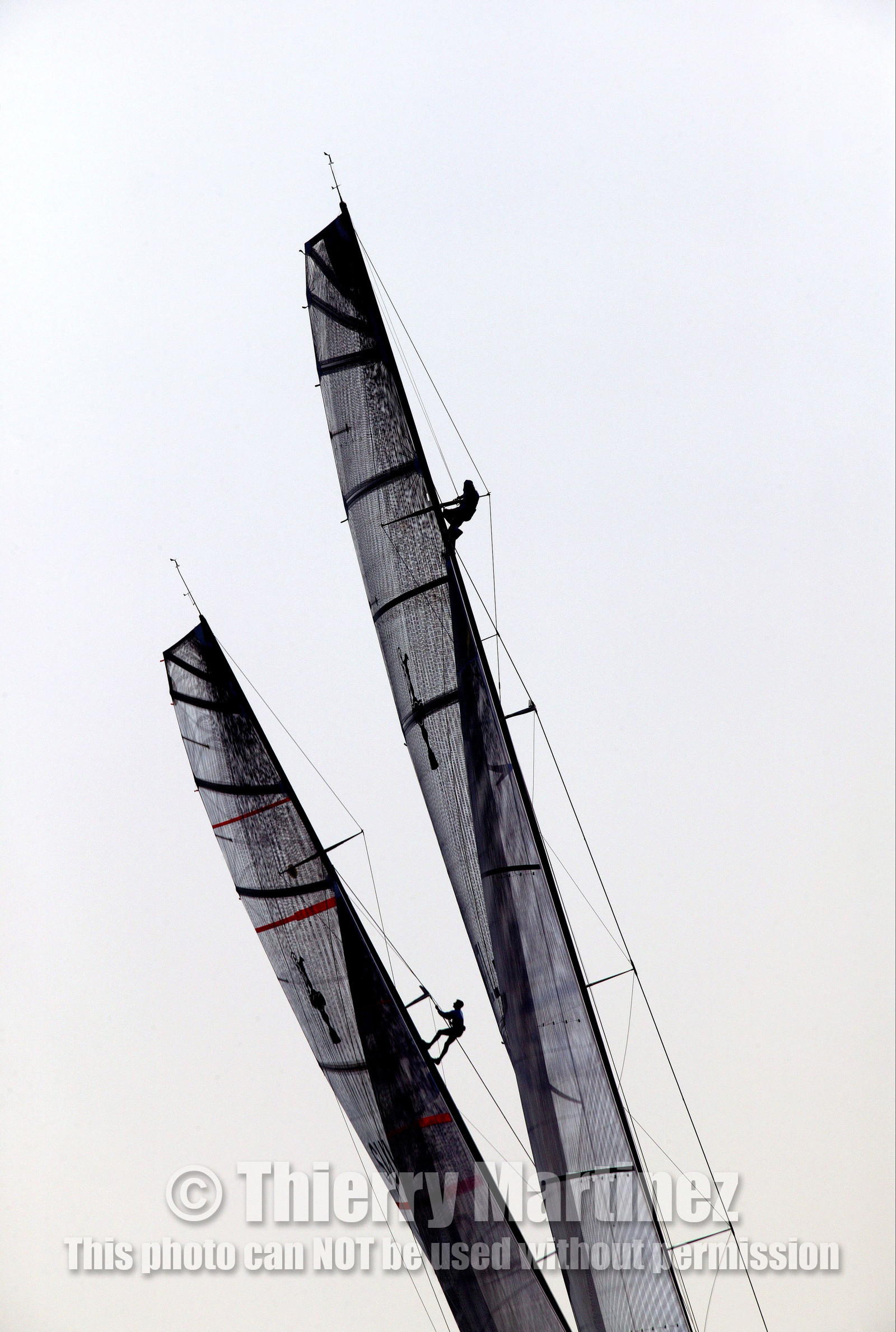03_0212D ©Th.Martinez - Auckland (NZ) . America's Cup 2003. 18th February 2003. Day 2..Alinghi (SUI 64) vs Team NZ (NZL 82) .Team NZ's travelelr Nick Heron , and Alinghi's strategist Murray Jones in mast looking after wind...