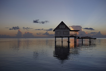 15_025694  ©ThMartinez Sea&Co.  RAIATEA - ILES SOUS LE VENT. POLYNESIE FRANCAISE .  2 Février 2015. ..Ferme perliere dans le lagon de Raiatea au couché du soleil.