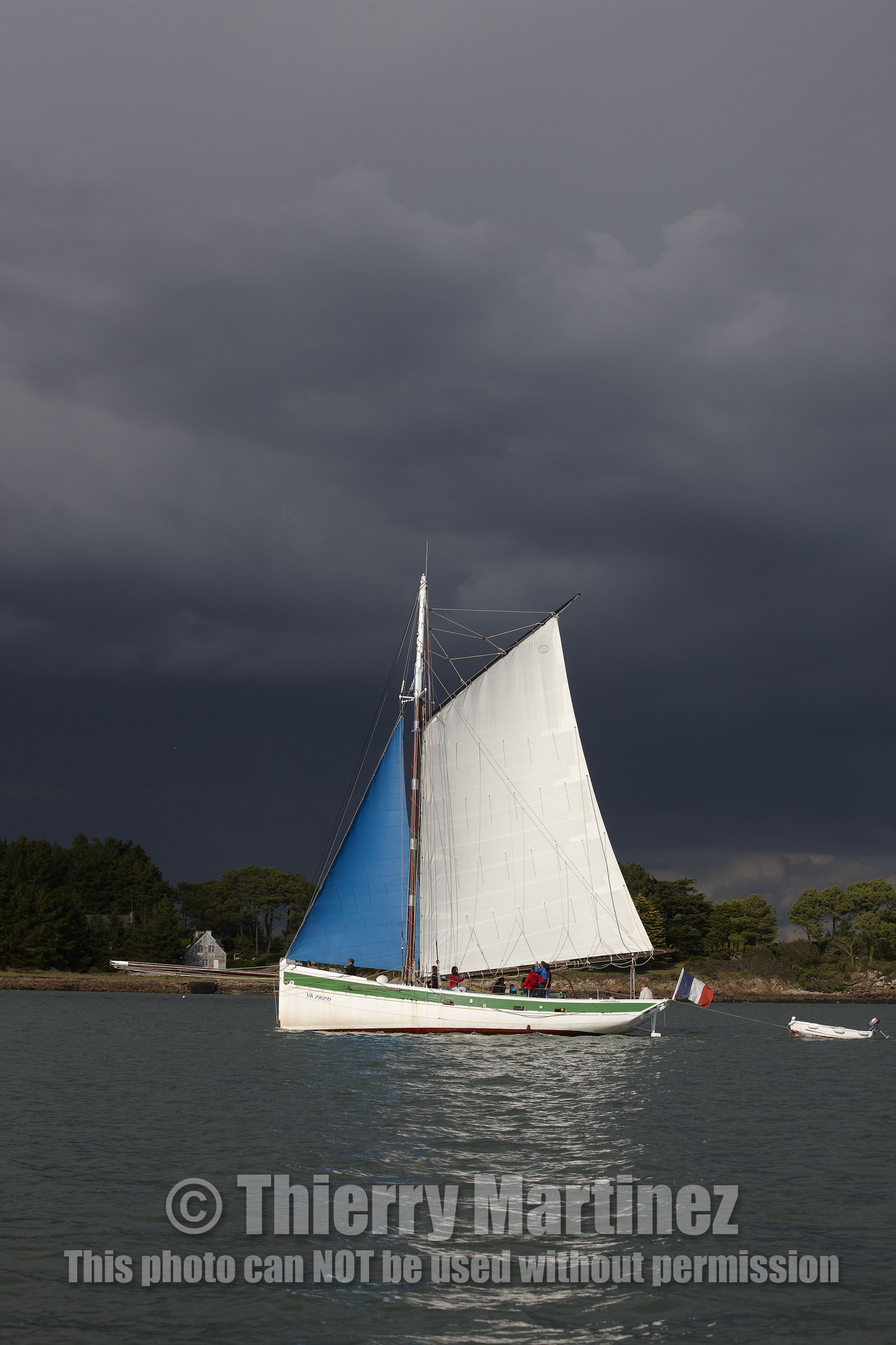 Langoustier  KROG E BARZ sous voile dans le golfe du Morbihan.