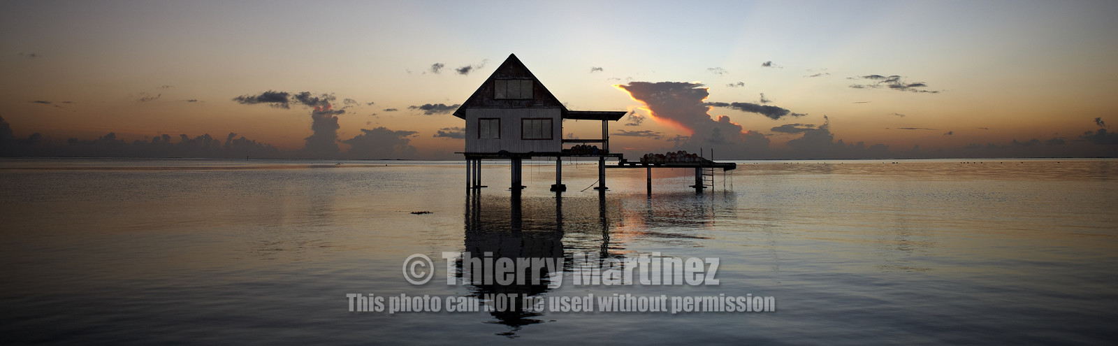 15_025724  ©ThMartinez Sea&Co.  RAIATEA - ILES SOUS LE VENT. POLYNESIE FRANCAISE .  2 Février 2015. ..Ferme perliere dans le lagon de Raiatea au couché du soleil.