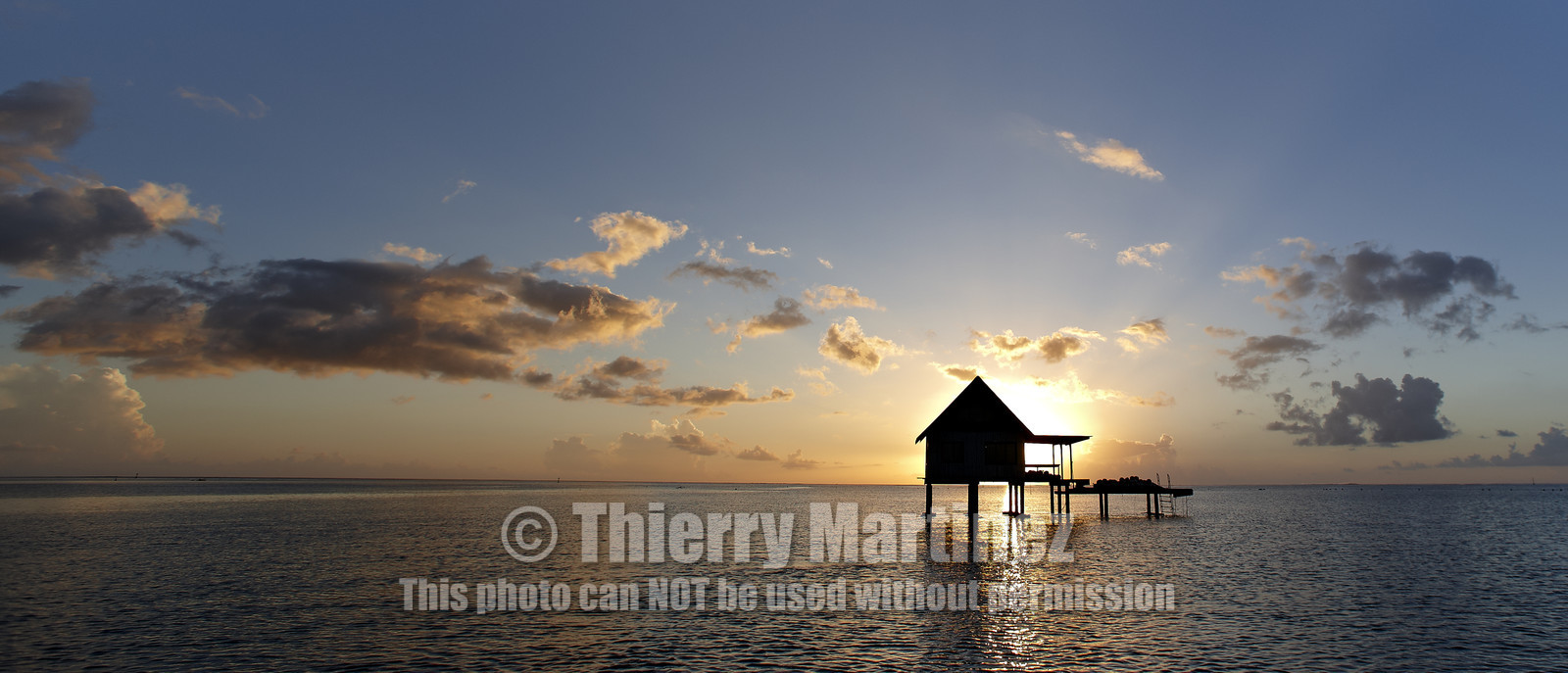 15_025410  ©ThMartinez Sea&Co.  RAIATEA - ILES SOUS LE VENT. POLYNESIE FRANCAISE .  2 Février 2015. ..Ferme perliere dans le lagon de Raiatea au couché du soleil.