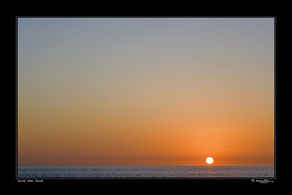 Photo disponible en tirage photo Fine Art,tirage original limités à 30 exemplaires.Chaque tirage est numéroté avec certificat d’authenticité signé.Pour choisir le format et support merci d'utiliser le caddie à coté de la photo.Formats disponibles : Tirage sur papier ( tirage seul) :  30x45 cm   40x60 cm  60x90 cm. Vous pouvez choisir le tirage avec un fond blanc ou noir , à votre convenance. Tirage sur papier contrecollé sur Dibond ( pas de bord blanc ou noir autour de l'image), avec système d'attache au dos:  30x45 cm   40x60 cm  50x75 cm  80x120cm.Tirage sur toile ( Canvas) monté sur chassis bois (pas de bord blanc ou noir autour de l'image), avec système d'attache au dos :  50x75 cm  80x120cm.Expédition ( Dans le monde entier): Colissimo (assurance) avec signature à réception. 48h pour la France métropolitaine.Il est possible de récupérer les tirages à La Galerie du Golfe (sans frais d'expèdition).Conditionnement tirages seuls: tube cylindrique renforcé + boite.