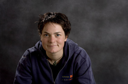 Ellen MacArthur Solo round the world record , finish(FRA)