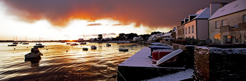 BRITTANY under snow. Locmariaquer.