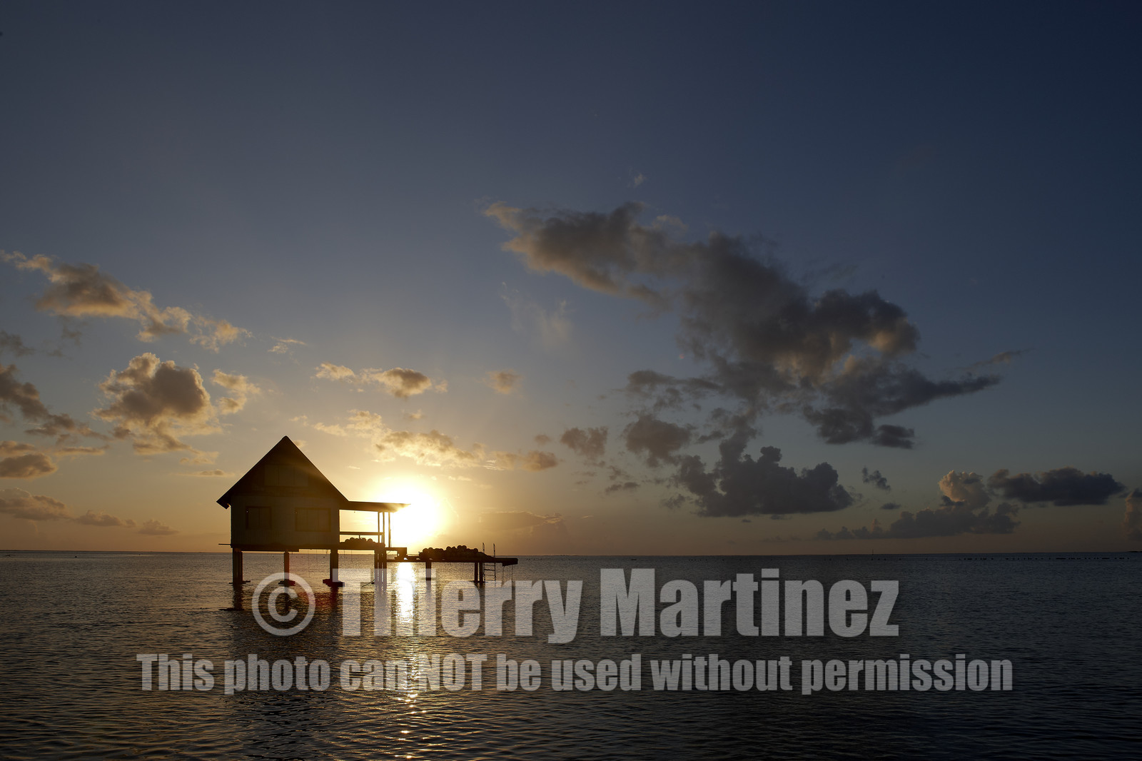 15_025373  ©ThMartinez Sea&Co.  RAIATEA - ILES SOUS LE VENT. POLYNESIE FRANCAISE .  2 Février 2015. ..Ferme perliere dans le lagon de Raiatea au couché du soleil.