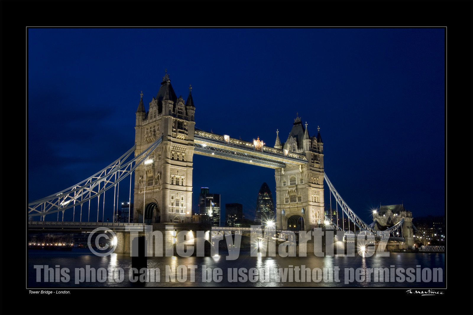 Photo disponible en tirage photo Fine Art,tirage original limités à 30 exemplaires.Chaque tirage est numéroté avec certificat d’authenticité signé.Pour choisir le format et support merci d'utiliser le caddie à coté de la photo.Formats disponibles : Tirage sur papier ( tirage seul) :  30x45 cm   40x60 cm  60x90 cm. Vous pouvez choisir le tirage avec un fond blanc ou noir , à votre convenance. Tirage sur papier contrecollé sur Dibond ( pas de bord blanc ou noir autour de l'image), avec système d'attache au dos:  30x45 cm   40x60 cm  50x75 cm  80x120cm.Tirage sur toile ( Canvas) monté sur chassis bois (pas de bord blanc ou noir autour de l'image), avec système d'attache au dos :  50x75 cm  80x120cm.Expédition ( Dans le monde entier): Colissimo (assurance) avec signature à réception. 48h pour la France métropolitaine.Il est possible de récupérer les tirages à La Galerie du Golfe (sans frais d'expèdition).Conditionnement tirages seuls: tube cylindrique renforcé + boite.