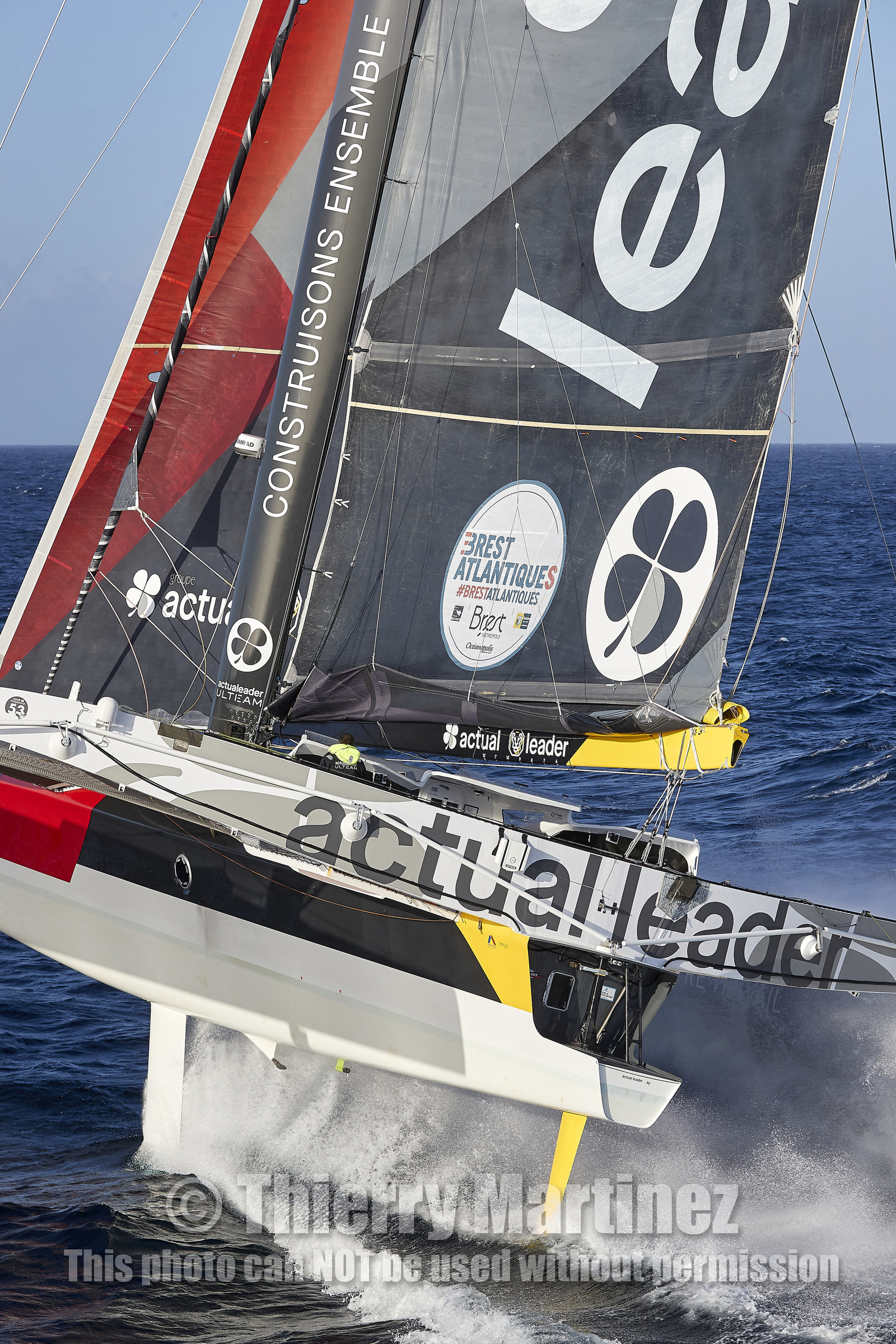 « ULTIM ACTUAL LEADER , Skipper Yves Le Blevec.