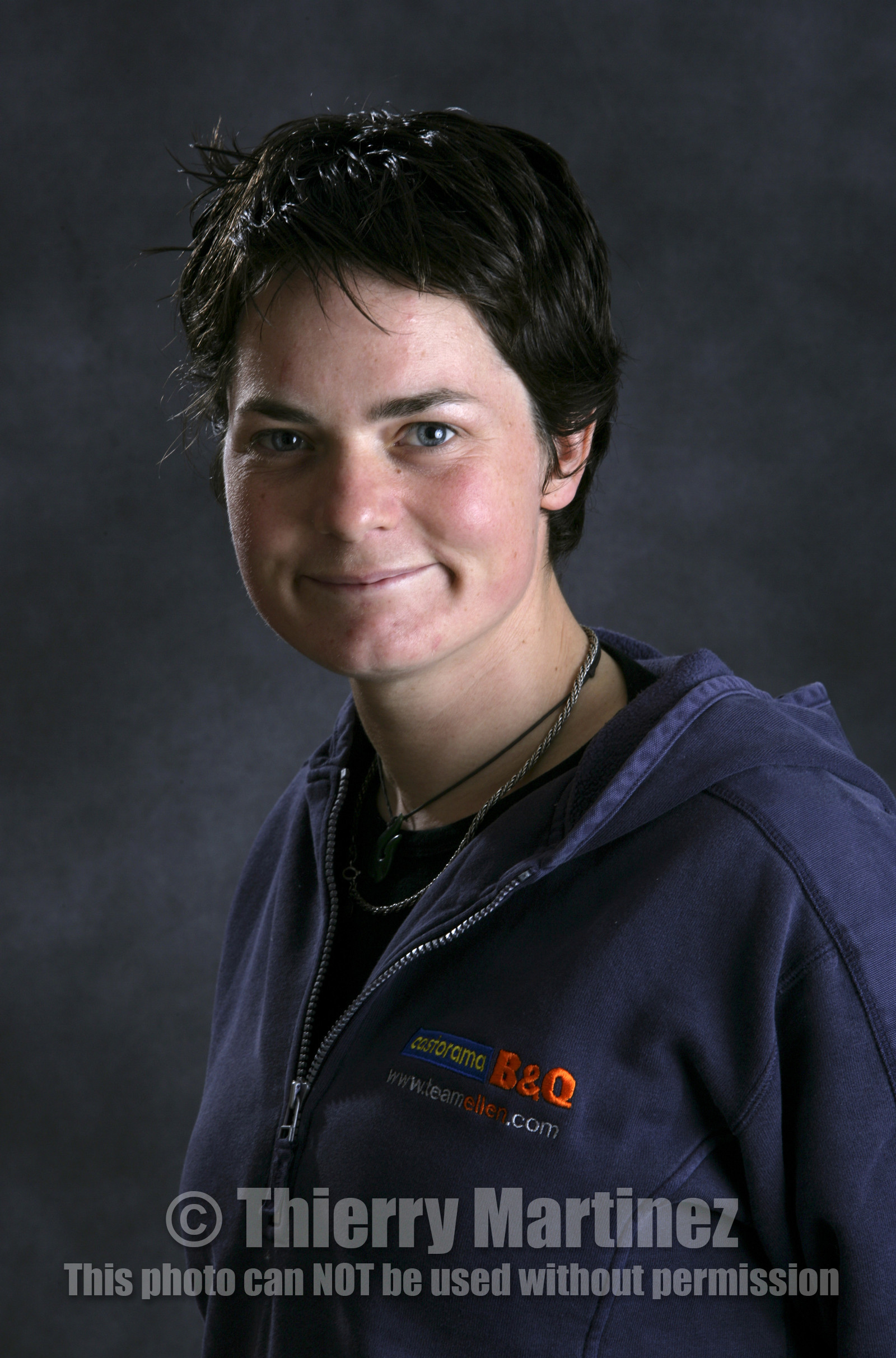 Ellen MacArthur Solo round the world record , finish(FRA)