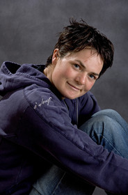 Ellen MacArthur Solo round the world record , finish(FRA)