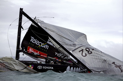 03_0253D ©Th.Martinez - Auckland (NZ) . America's Cup 2003. 28th February 2003. Day 4 .Alinghi (SUI 64) vs Team NZ (NZL 82) .Team NZ's boat dismast 57 minutes after the start in only 18 knots of windwith a swell of 1.5 m.  Alinghi is leading Team NZ  4-0 after 4 races.
