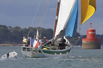 Langoustier  KROG E BARZ sous voile dans le golfe du Morbihan.