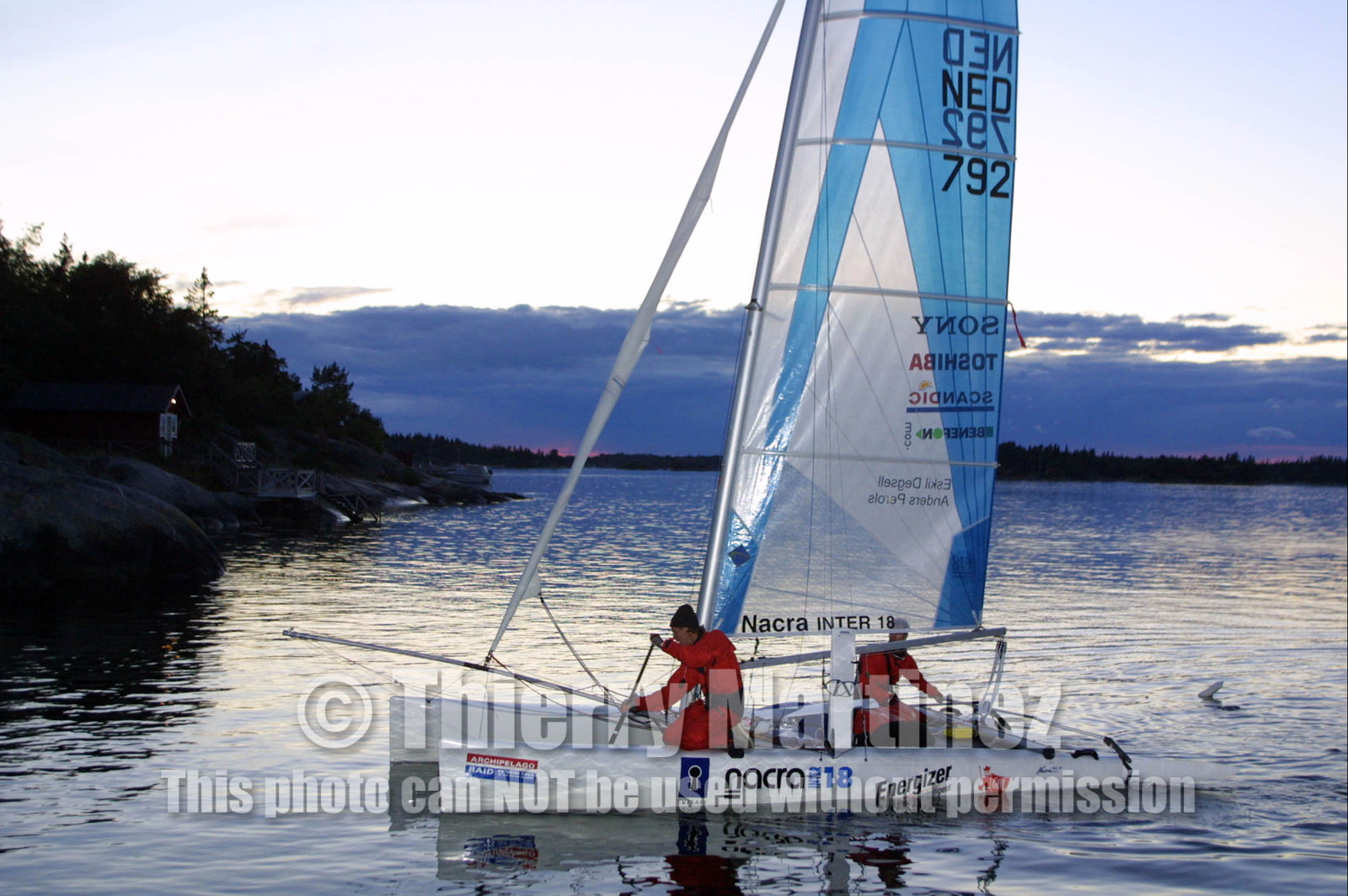 01_0481D-©ThMartinez- Sweden 1st 3rd August 2001. Archipelago Raid (Catamaran Formula 18).1st August 2001- Day1; Gerard Loos (NED) & Mischa Heemskerk (NED) arrive at FEJAN 4th Check point