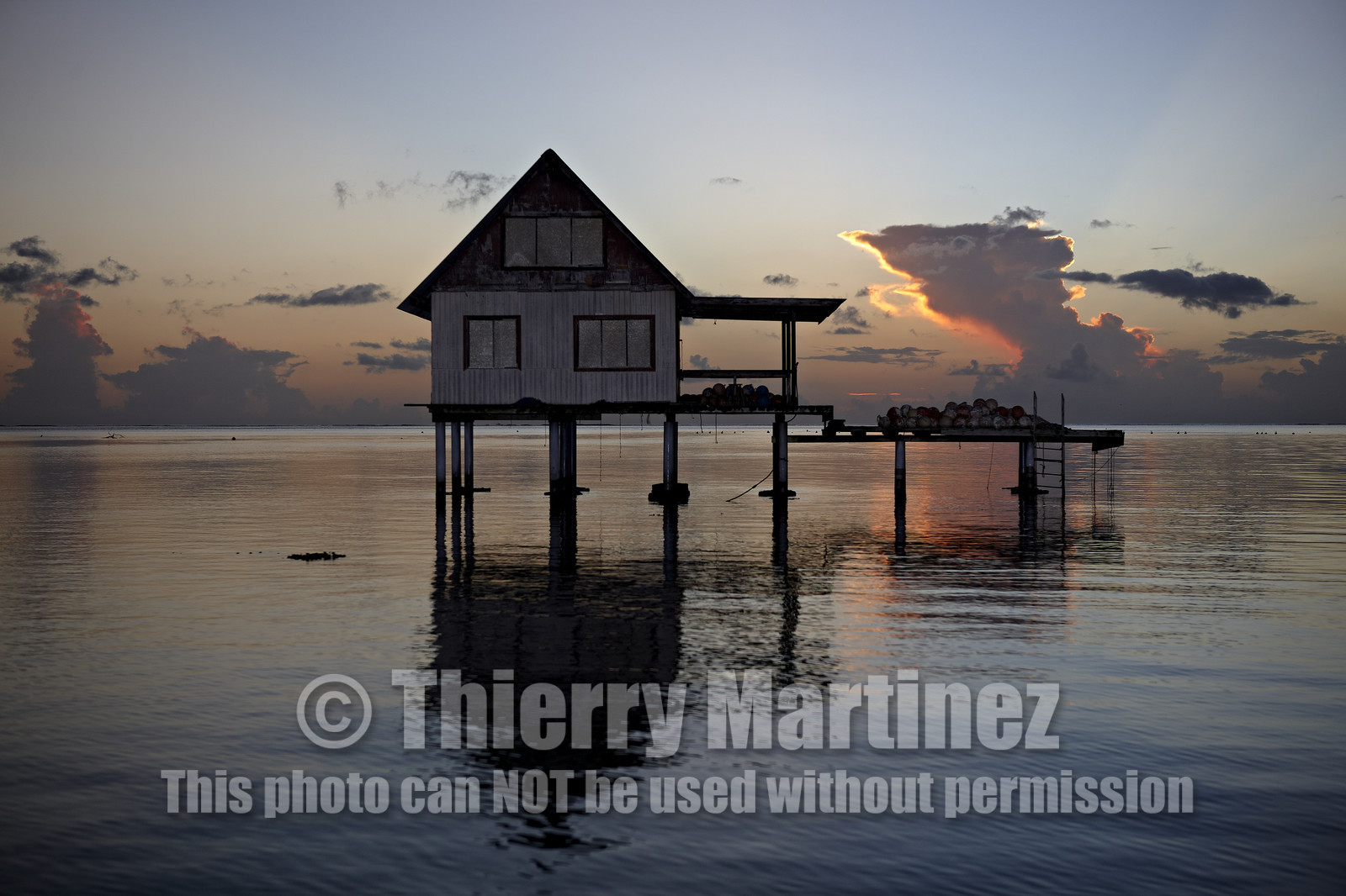 15_025710  ©ThMartinez Sea&Co.  RAIATEA - ILES SOUS LE VENT. POLYNESIE FRANCAISE .  2 Février 2015. ..Ferme perliere dans le lagon de Raiatea au couché du soleil.