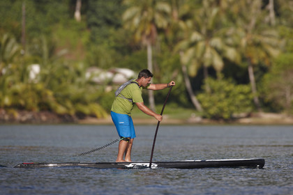 15_025244  ©ThMartinez Sea&Co.  RAIATEA - ILES SOUS LE VENT. POLYNESIE FRANCAISE .  2 Février 2015. ..Jeunes tahitiens pratiquant des sports nautiques dan sle lagon de Raiatea